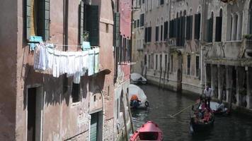 vie e canali di venezia. le navi navigano sull'acqua in estate video