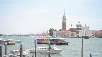 Venecia calles y canales. los barcos navegan en el agua en verano