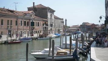 ruas e canais de veneza. os navios navegam na água no verão video