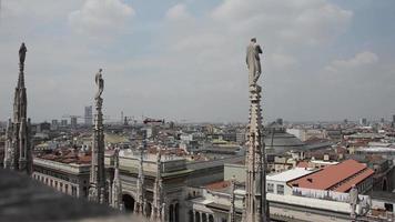 het dak van de kathedraal duomo, centrum van milaan, italië video