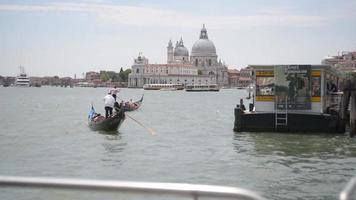 Venecia calles y canales. los barcos navegan en el agua en verano