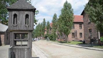 campo de concentração de Auschwitz - quartel e arame farpado video