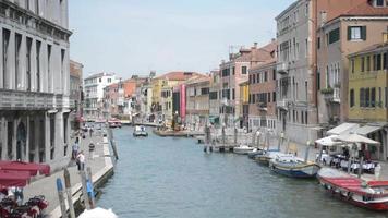 ruas e canais de veneza. os navios navegam na água no verão