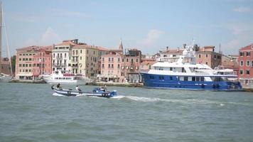 ruas e canais de veneza. os navios navegam na água no verão