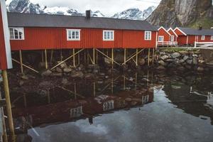 noruega rorbu casas y montañas rocas sobre fiordos paisaje vista de viaje escandinavo islas lofoten. paisaje natural escandinavo.