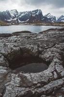 noruega montañas y paisajes en las islas lofoten. paisaje natural escandinavo. lugar para texto o publicidad