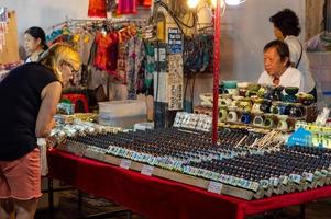 calle peatonal de chiang mai chiang mai tailandia 12 de enero de 2020 un mercado de artesanía local hecho de cerámica de seda, madera de vidrio o arte y comida, los turistas tailandeses y los extranjeros disfrutan caminando y comprando