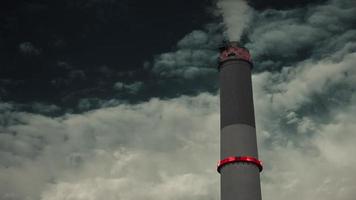 Cinemagraph de humo emitido por la chimenea de la planta de energía de lectura en un cielo oscuro video