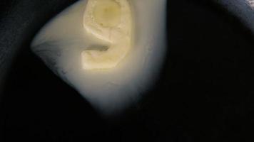 animação de contagem regressiva de 10 a 0 de manteiga em forma de números derretendo na frigideira quente - vista de cima de perto video