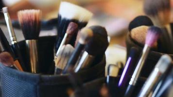 close-up do kit de pincéis de maquiagem de cosméticos profissionais em movimento video