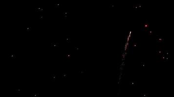 Explosión de fuegos artificiales en el cielo nocturno en la celebración del día de la independencia de Israel 2017
