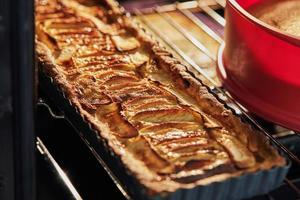 La tarta de manzana está lista para servir en el horno después de hornear. foto