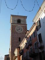 Campanario de la iglesia catedral del Duomo en Chivasso foto