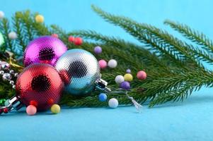 decoración navideña bola de navidad y adornos con la rama del árbol de navidad foto