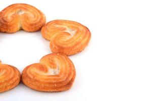 Galletas de galleta en forma de corazón sobre fondo blanco. foto