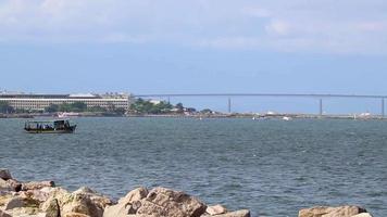 paysage panorama littoral pont rio-niteroi rio de janeiro brésil. video