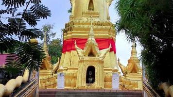 Golden stupa temple wat sila ngu escaliers koh samui thaïlande.
