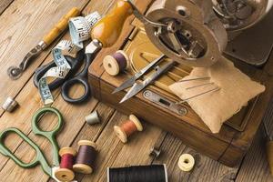 máquina de coser vintage con tijeras de hilo
