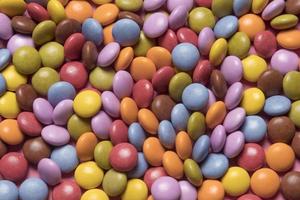Caramelos de gemas multicolores de colores de fotograma completo