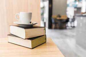 café libros mesa de madera cafetería foto