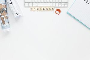 teclado diario con fondo blanco plano foto