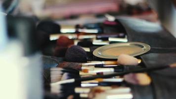 Nahaufnahme des professionellen Kosmetik-Make-up-Pinsel-Kits in Bewegung