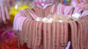 kleurrijke zoete smakelijke gummy snoepjes op kinderverjaardagsfeestje video