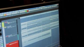 ondas sonoras em um monitor de computador em um estúdio de gravação