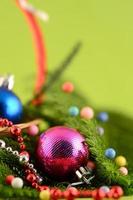 decoración navideña bola de navidad y adornos con la rama del árbol de navidad foto