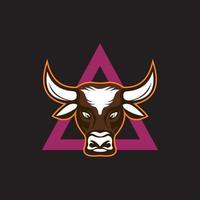 Gran cabeza de toro en logotipo triangular, silueta de ilustraciones vectoriales de animales de cabeza salvaje vector