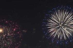 fuegos artificiales en el cielo nocturno de vacaciones. foto