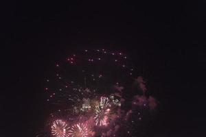 fuegos artificiales en el cielo nocturno en honor a la fiesta. foto