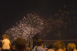 fuegos artificiales en el cielo nocturno de vacaciones. foto