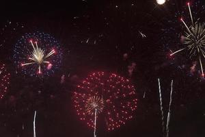 fuegos artificiales en el cielo nocturno de vacaciones. foto