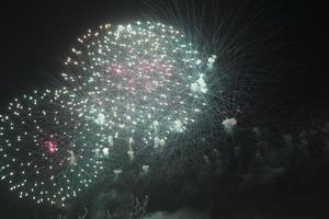 fuegos artificiales en el cielo nocturno de vacaciones. foto