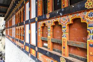 detalle de la rica decoración exterior de un monasterio en paro, bhután, asia foto