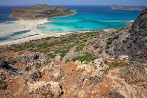 playa en la laguna de balos en el lado occidental de la isla de creta, grecia. foto