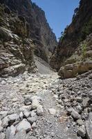 trekking en el desfiladero de samaria en la isla de creta, grecia. foto