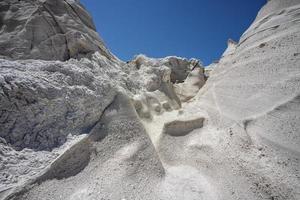 paisaje lunar cerca de la playa de sarakiniko en la isla de milos, grecia. foto