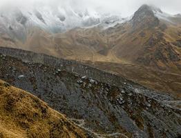 excursionistas en salkantay trek en los andes peruanos. foto