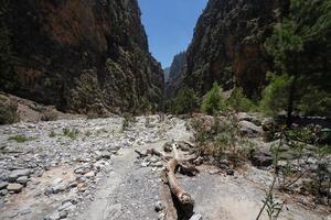 trekking en el desfiladero de samaria en la isla de creta, grecia. foto