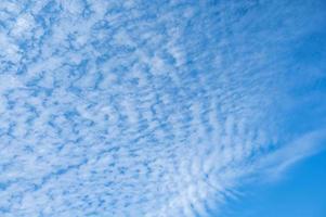 cielo despejado y hermosas nubes foto