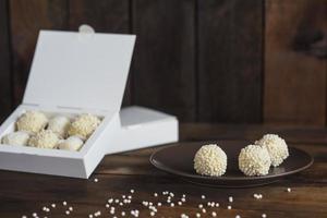 dulces hechos a mano en forma de bolas con partículas crujientes blancas. deliciosos dulces caseros foto