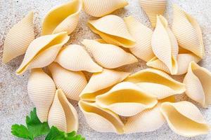 conchiglioni pasta cruda royal seashells fondo de alimentos foto