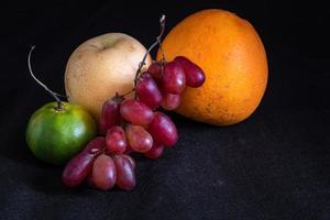 frutas en fondo negro foto