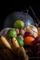 frutas en fondo negro foto