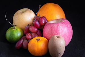 frutas en fondo negro foto