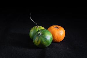 cítricos verdes y naranjas foto