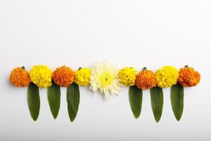 diseño de rangoli de flores de caléndula para el festival de diwali, decoración de flores del festival indio foto