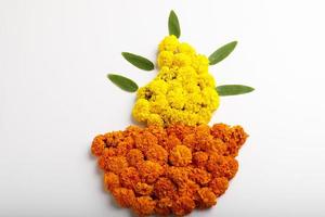 diseño de rangoli de flores de caléndula en forma de lámpara de aceite. foto